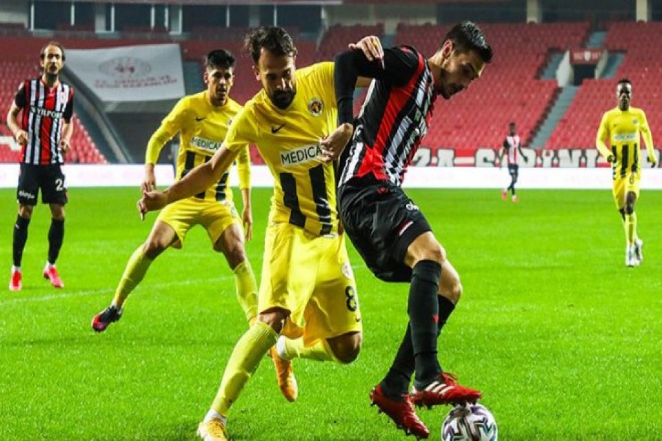 TFF 1'inci Lig'de son olarak Royal Hastanesi Bandırmaspor'la deplasmanda 2-2