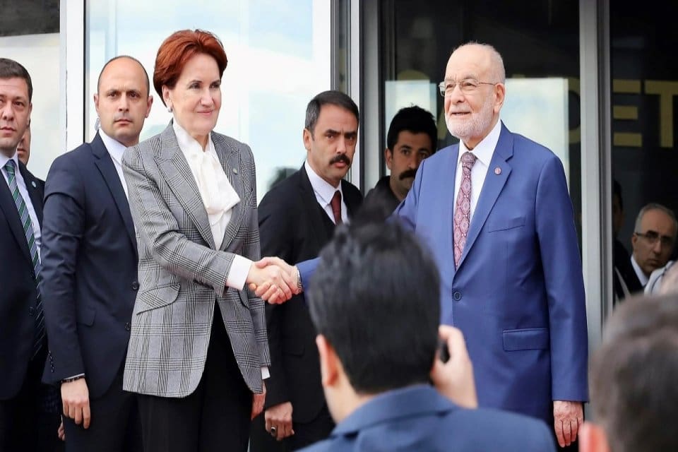 D&uuml;ne kadar her fırsatta başbakanlığı istediğini vurgulayan Akşener'in bu akşam