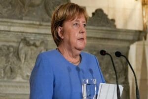 Almanya Başbakanı Angela Merkel, 4 milyona yakın sığınmacıya ev sahipliği