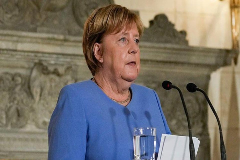 Almanya Başbakanı Angela Merkel, 4 milyona yakın sığınmacıya ev sahipliği