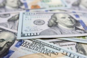 Merkez Bankası anketinde yıl sonu dolar/TL beklentisi 9,22'den 9,98'e yükseldi.