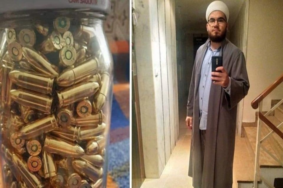 Sosyal medya hesabından i&ccedil;i mermi dolu bir kavanoz fotoğrafı paylaşarak