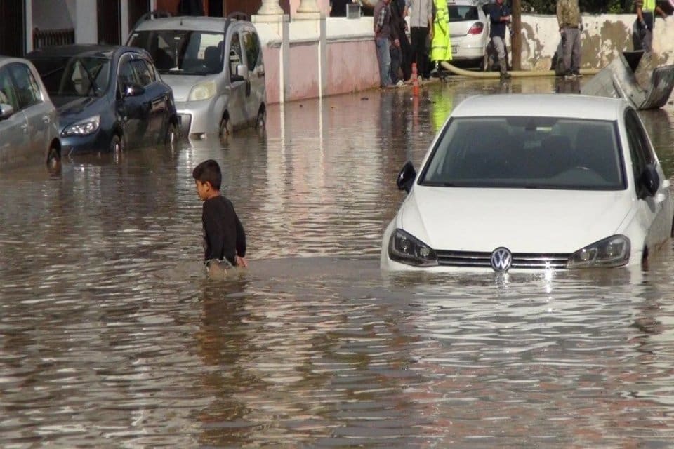 Şiddetli yağış Mersin'de sele yol a&ccedil;tı. Kentin G&uuml;lnar il&ccedil;esinde bir