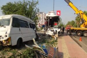 Mersin'in Silifke il&ccedil;esinde yolcu otob&uuml;s&uuml;n&uuml;n şarampole devrilmesi sonucu 33 kişi