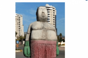 Mersin'de dokuz yıl &ouml;nce yapılan &lsquo;boks&ouml;r' heykeli g&uuml;ndem oldu. Kimi