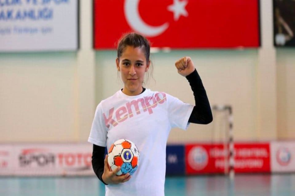 Şanlıurfalı 13 yaşındaki hentbol oyuncusu Merve Akpınar'a y&uuml;zde 100 eğitim