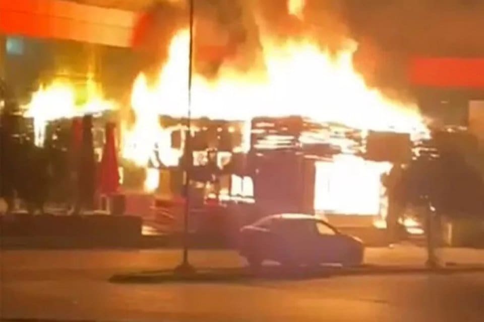 Adana'da meyhanede servis sırasında yakılan meşalelerden &ccedil;ıktığı iddia edilen&nbsp;yangın, motosiklet