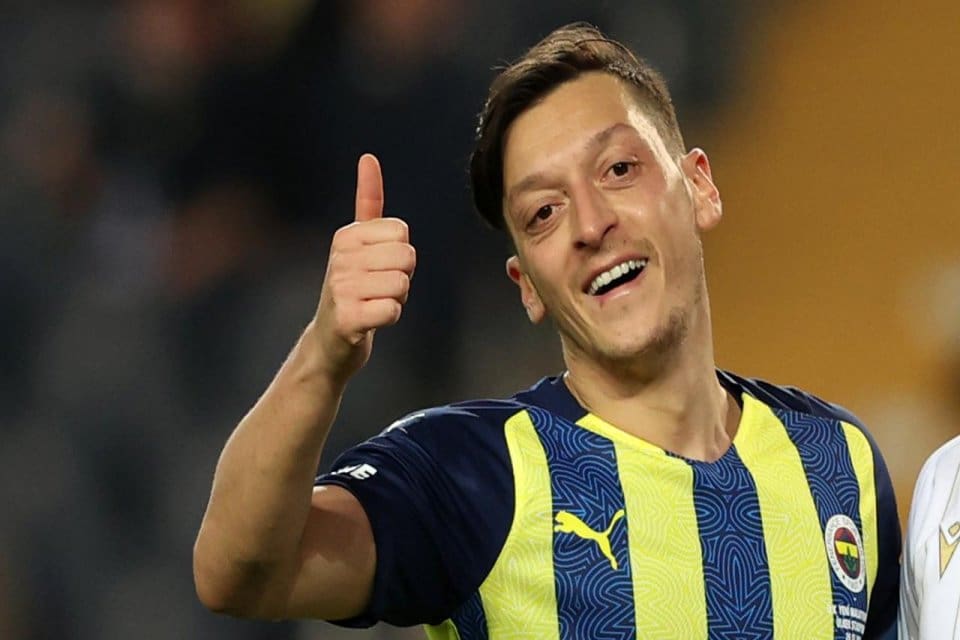 Fenerbah&ccedil;e'de kadro dışı kalan Mesut &Ouml;zil, 31 Mayıs'taki a&ccedil;ıklamasının ardından