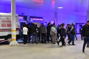 Muğla'da, b&uuml;y&uuml;kbaş &ccedil;iftliğinin gider kuyusundaki kalıpları s&ouml;kmeye inen 4 kişi,