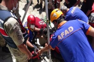 Adıyaman'da&nbsp;temizlemek i&ccedil;in girdikleri su kuyusunda metan gazından zehirlenen&nbsp;baba&nbsp;ve iki oğlu