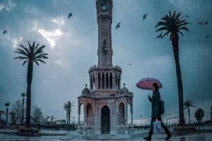 İzmir&rsquo;de Cumartesi ve Pazar g&uuml;n&uuml; kuvvetli sağanak yağış etkili olacak.