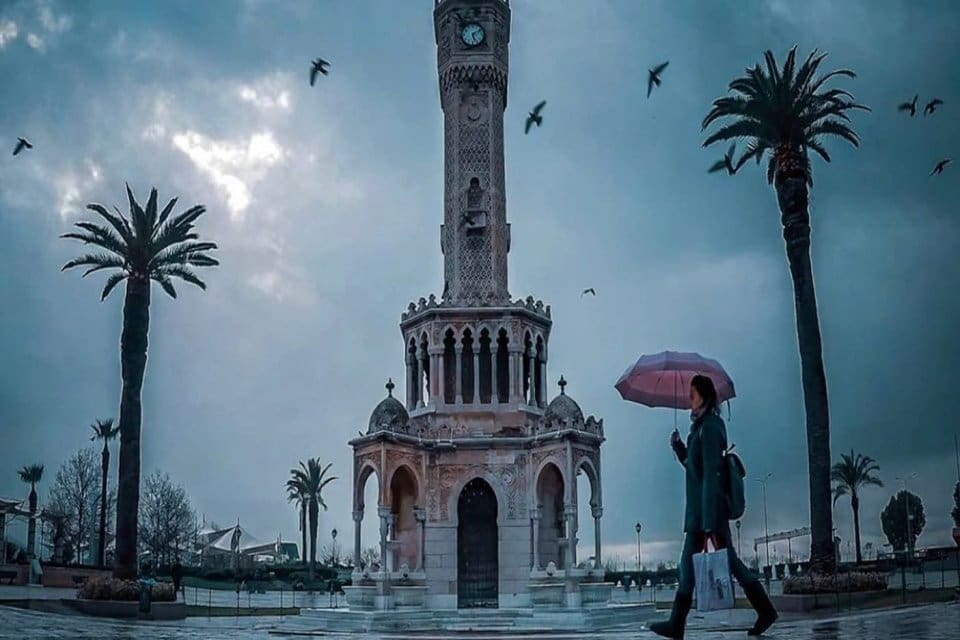 İzmir&rsquo;de Cumartesi ve Pazar g&uuml;n&uuml; kuvvetli sağanak yağış etkili olacak.