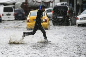 Meteoroloji&nbsp;Genel M&uuml;d&uuml;rl&uuml;ğ&uuml;, 9 kente dikkat &ccedil;ekere uyarılarda bulundu. Kuvvetli yağış