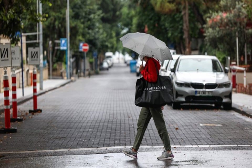 Meteoroloji, bir&ccedil;ok ilde etkili olması beklenen g&ouml;k g&uuml;r&uuml;lt&uuml;l&uuml; sağanak yağışlara