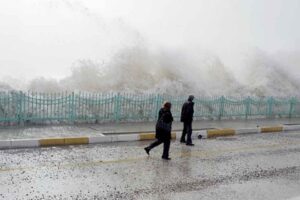 Meteoroloji, bug&uuml;n Ege ve Akdeniz'in batısı i&ccedil;in fırtına ve kuvvetli