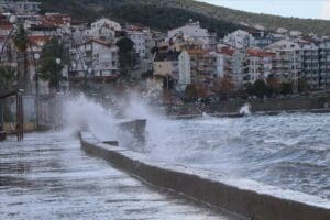 Meteoroloji, yarın yurdun batı kesimlerinde kuvvetli r&uuml;zgar ve fırtına beklendiğini