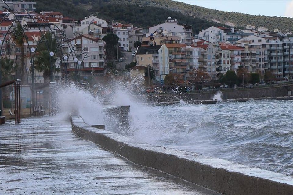 Meteoroloji, yarın yurdun batı kesimlerinde kuvvetli r&uuml;zgar ve fırtına beklendiğini