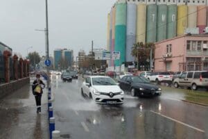 Meteoroloji'den yapılan a&ccedil;ıklamada,&nbsp;İzmir genelinde, yarın sabah saatlerinden itibaren kuvvetli sağanak