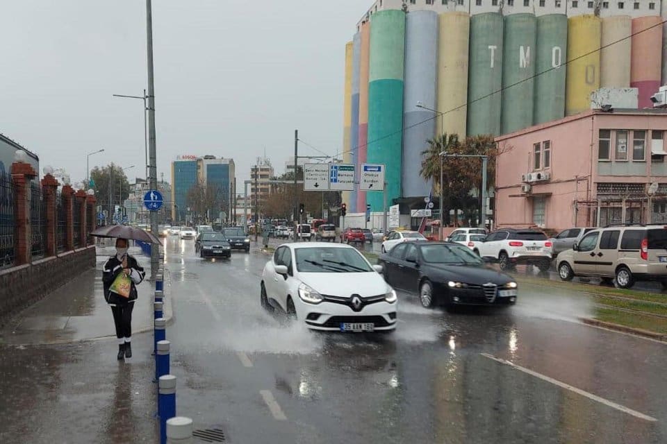 Meteoroloji'den yapılan a&ccedil;ıklamada,&nbsp;İzmir genelinde, yarın sabah saatlerinden itibaren kuvvetli sağanak