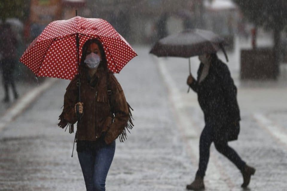 Meteoroloji Genel M&uuml;d&uuml;rl&uuml;ğ&uuml;'n&uuml;n tahminlerine g&ouml;re Anadolu'nun bir&ccedil;ok şehrinde sağanak yağmur