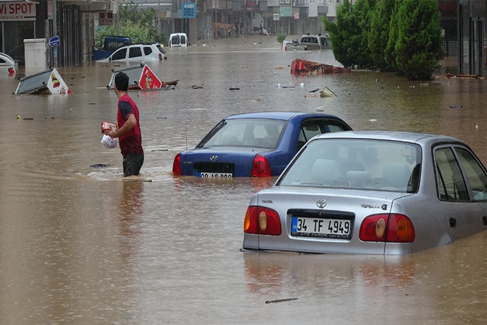 Meteoroloji, Karadeniz'in kıyı kesimlerinde yağış beklendiğini duyurdu. Rize ve Artvin