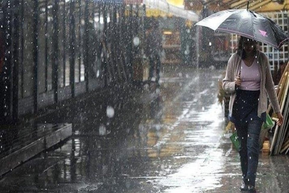 Meteoroloji Genel M&uuml;d&uuml;rl&uuml;ğ&uuml;'n&uuml;n tahminlerine g&ouml;re yurdun farklı b&ouml;lgelerinde sağanak yağış