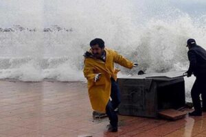 Fırtına bug&uuml;n yurdu vurdu, &ccedil;ok sayıda &ouml;l&uuml; ve yaralı var.