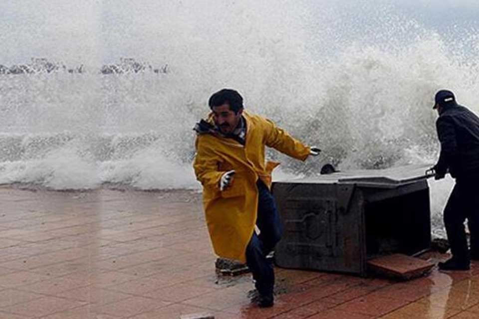 Fırtına bug&uuml;n yurdu vurdu, &ccedil;ok sayıda &ouml;l&uuml; ve yaralı var.