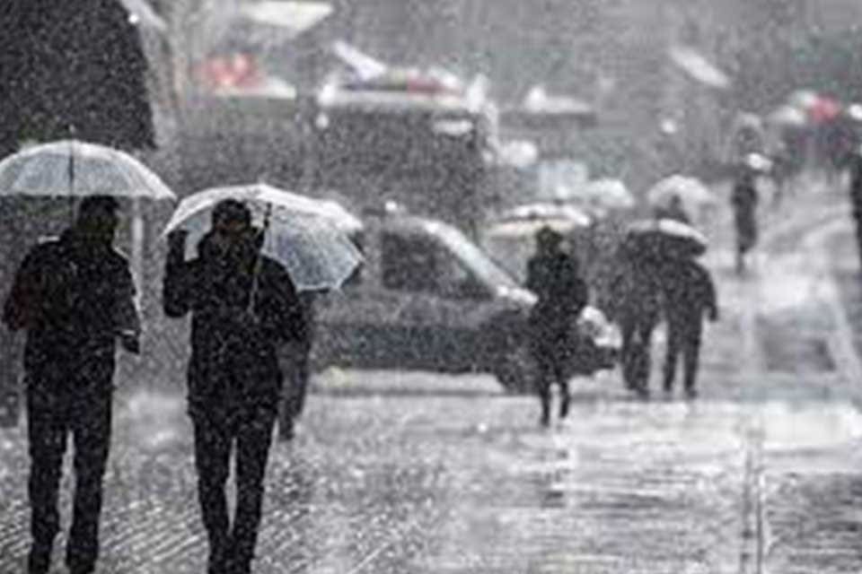 Meteoroloji yetkililerinin verdiği bilgilere g&ouml;re 11 kentte sağanak ve kar