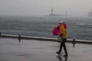 Meteoroloji Genel M&uuml;d&uuml;rl&uuml;ğ&uuml; kuvvetli r&uuml;zgar ve yağış nedeniyle İstanbul ve