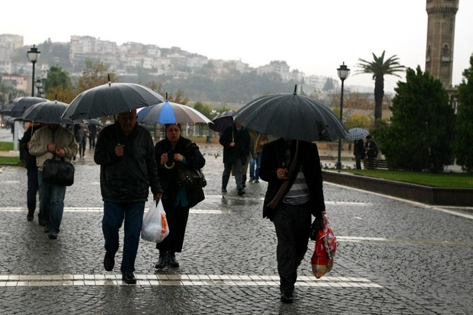 Meteorolojiden İzmir'e kuvvetli yağış anlamına gelen sarı uyarı verildi. DEMOKRAT