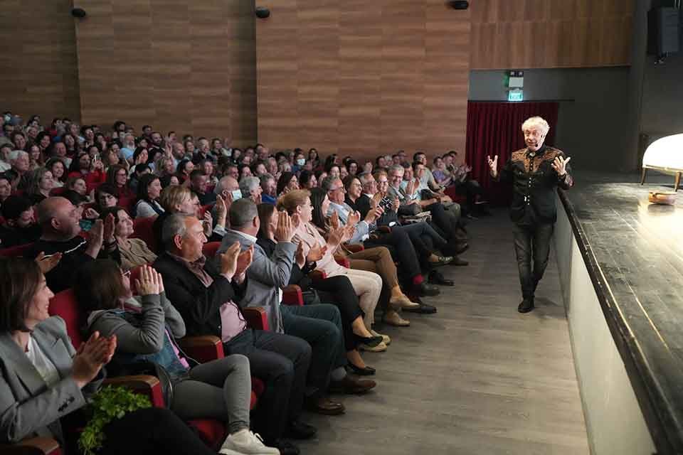 Gaziemir Belediyesi&rsquo;nin k&uuml;lt&uuml;r sanat etkinlikleri kapsamında Metin Uca, Gaziemirli seyirciyle