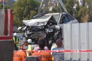 İzmir'in Balçova ilçesinde, dün 25 metre yükseklikten metro inşaatının şaftına