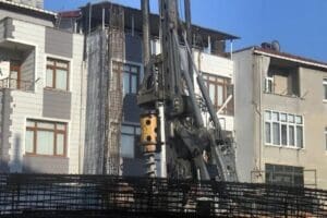 &Uuml;sk&uuml;dar'da metro şantiyesinde demirleri taşıyan vin&ccedil;teki zincirin kopması sonucu, demirler