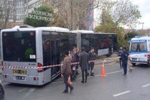 Kadık&ouml;y S&ouml;ğ&uuml;t&ccedil;eşme durağından &ccedil;ıkan bir metrob&uuml;s &ouml;nce duvara &ccedil;arptı ardından