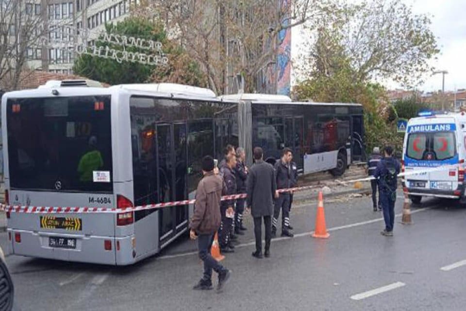Kadık&ouml;y S&ouml;ğ&uuml;t&ccedil;eşme durağından &ccedil;ıkan bir metrob&uuml;s &ouml;nce duvara &ccedil;arptı ardından