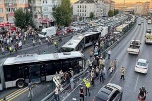 İstanbul Avcılar'da iki metrob&uuml;s&uuml;n kafa kafaya&nbsp;&ccedil;arpıştığı kazada 99 kişi yaralandı.