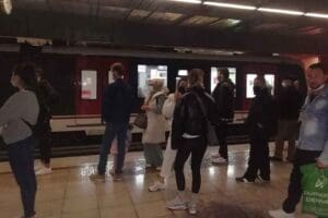 İzmir Metrosu'nda 30 yaşlarında olduğu belirtilen genç bir kadın kendini
