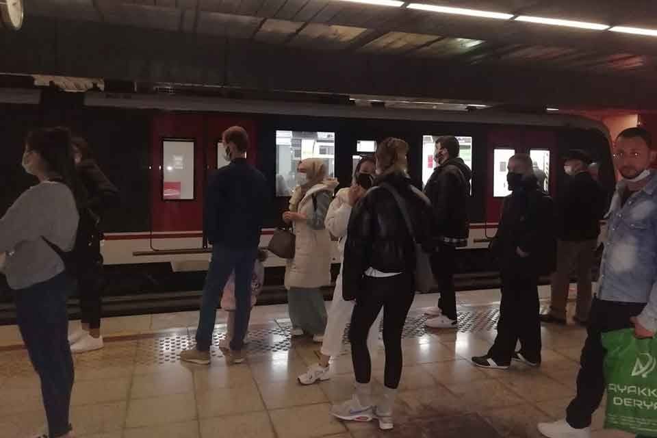 İzmir Metrosu'nda 30 yaşlarında olduğu belirtilen genç bir kadın kendini