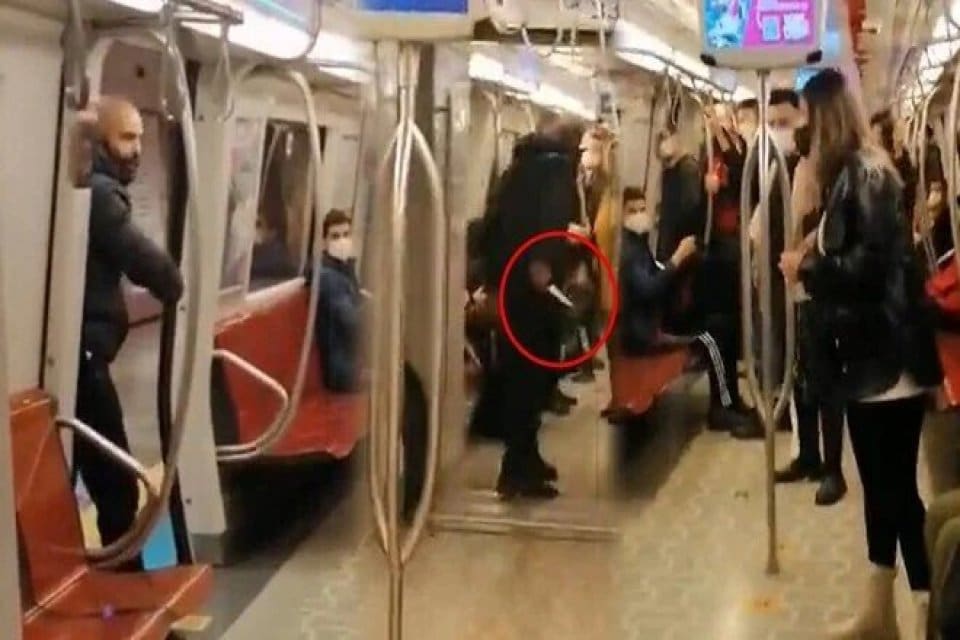 Kadık&ouml;y-Tavşantepe seferini ger&ccedil;ekleştiren metroda bir şahıs, tartıştığı kadına bı&ccedil;ak &ccedil;ekerek