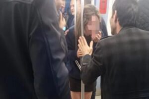 Ankara'da metrodaki tutunma direklerinin arasına kafası sıkışan kadın, itfaiye ekiplerince