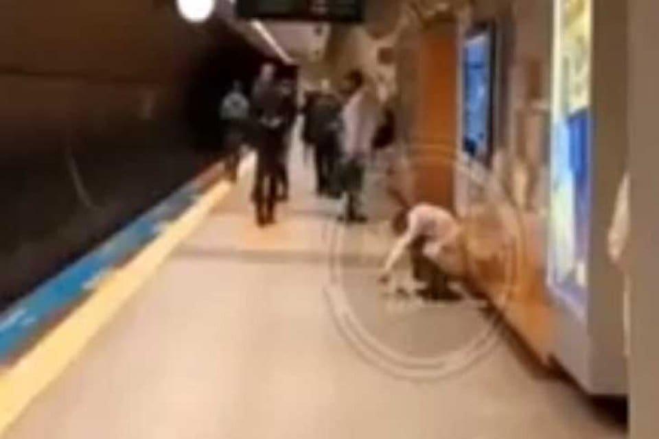 İstanbul Maltepe Metro İstasyonu'nda skandal bir olay meydana geldi. Bir