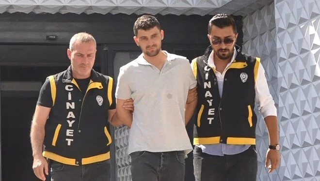 Bursa&rsquo;da şehir metrosunda y&uuml;zlerce kişinin g&ouml;z&uuml; &ouml;n&uuml;nde yan bakma meselesi