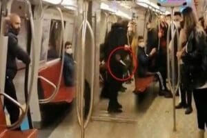 Kadık&ouml;y-Tavşantepe metrosunda tartıştığı kadın ile annesine bı&ccedil;ak &ccedil;ekerek tehdit ve