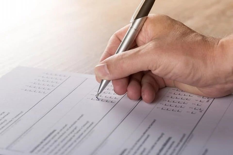 MetroPoll Araştırma'nın sahibi &Ouml;zer Sencar, sosyal medya hesabından anket sonu&ccedil;larını