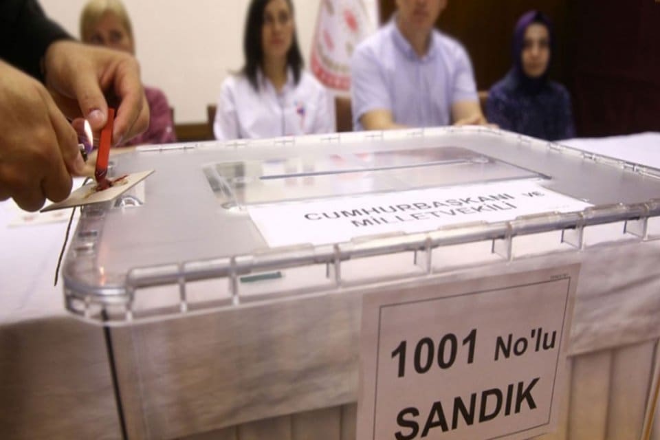 Metropoll Araştırma'nın kurucusu&nbsp;&Ouml;zer Sencar, Metropoll&rsquo;&uuml;n mart ayında ger&ccedil;ekleştirdiği anketin sonu&ccedil;larını
