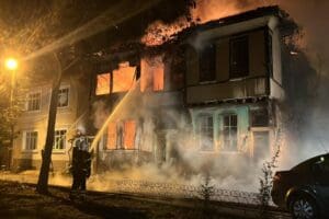 K&uuml;tahya'da, 2 katlı metruk binada &ccedil;ıkan yangın, itfaiye ekiplerince 2