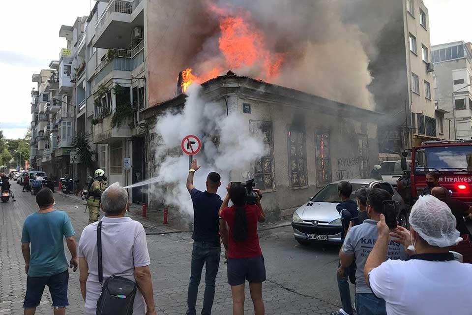 İzmir'in Konak il&ccedil;esindeki tek katlı metruk evde yangın &ccedil;ıktı. R&uuml;zgar