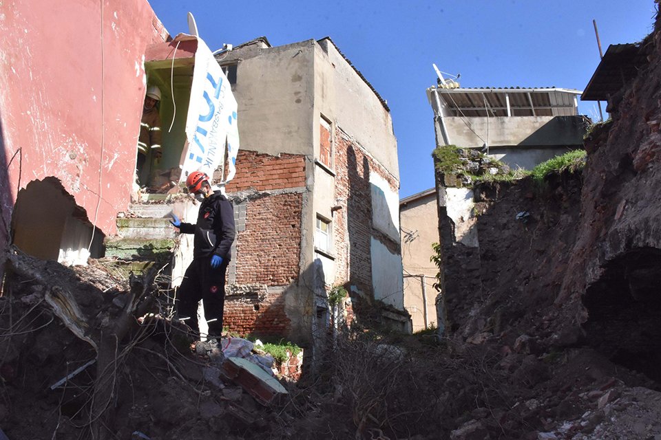 İzmir'in Konak il&ccedil;esinde atıl haldeki sinagog, toprak kayması sonucu bitişikteki