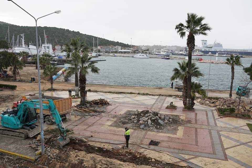 &Ccedil;eşme Meydanında yıllardır sorun haline gelen ka&ccedil;ak yapılar birer birer